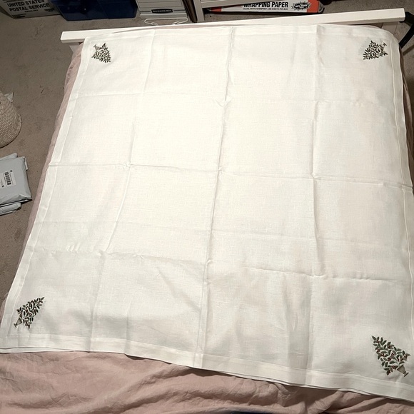 White 100% Italian Linen Square Table Cloth Embroidered Christmas Tree Corners - Picture 1 of 5
